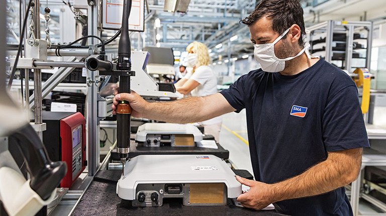 Emissievrij autorijden: De nieuwe EV Charger van SMA combineert zonne-energie met e-mobiliteit