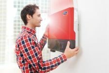 Diepgaande informatie over onderwerpen zoals aarding en omvormerinstellingen.