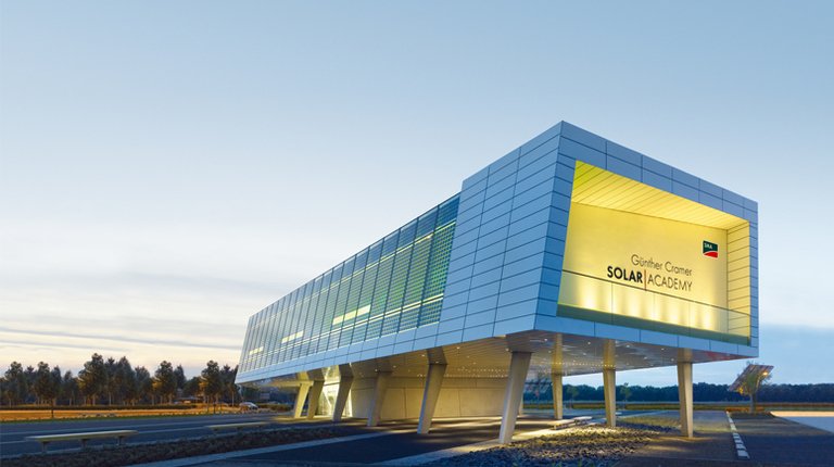 SMA Solar Academy breidt wereldwijd opleidingsprogramma voor  zonnestroomprofessionals uit