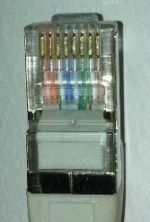 Ter controle: aan het andere eind van de kabel, in de RJ45 connector, ziet u dat de oranje ader links zit, en de groene meer naar rechts.