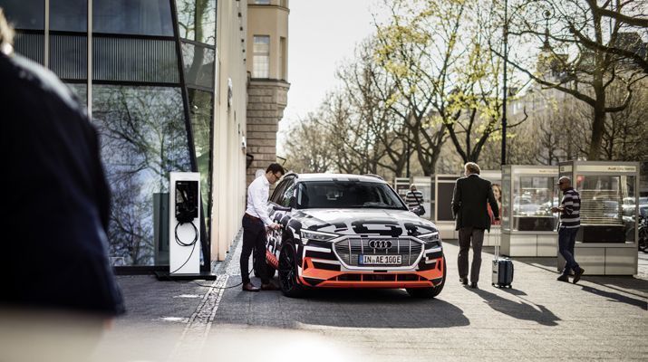 SMA Solar Technology AG en Audi werken samen om e-mobiliteit te integreren in het energiebeheer van de woning