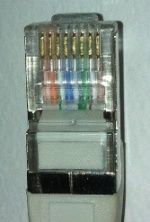 Ter controle: aan het andere eind van de kabel, in de RJ45 connector, ziet u dat de oranje ader links zit, en de groene meer naar rechts.